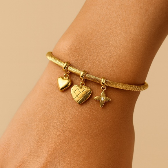 ✨ 316L Stainless Steel Gold Charm Bracelet – Hearts & Flower Adjustable - Picture 3 of 3